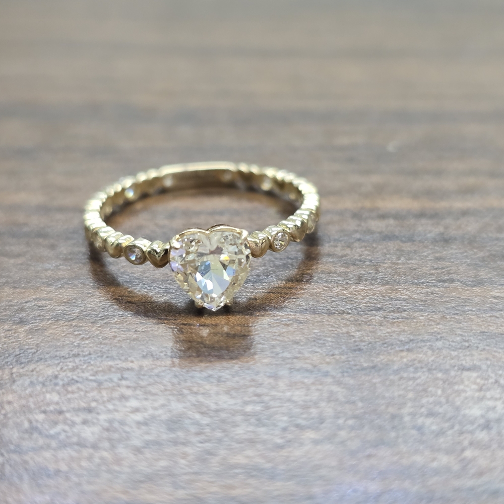 Elegant Gold Solitaire Ring